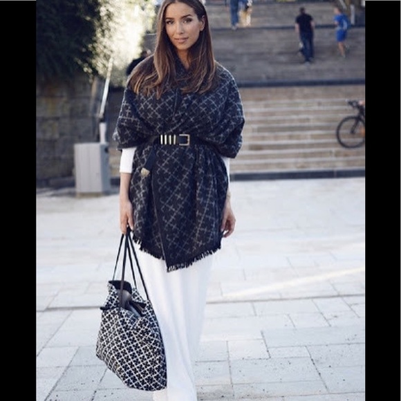 URBAN OUTFITTERS Palatine Acrylic Fringed Rectangle Wrap Blanket Scarf - Picture 15 of 16